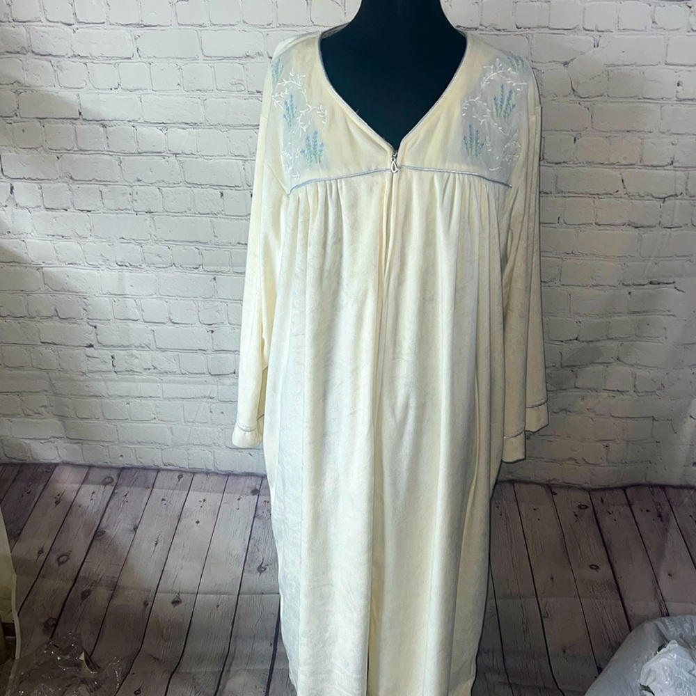 3X Kay Anna zip up velour floor length long sleeve plus size robe. Ivory.